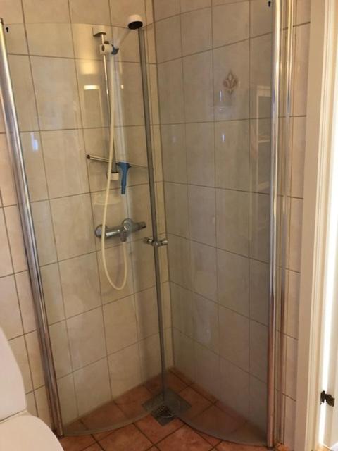 Koselig Nyoppusset 3 Roms Leilighet Med Egen Parkeringsplass I Rolige Omgivelse Naer Sjoen, 2 Mil Nord For Bergen Sentrum. מראה חיצוני תמונה
