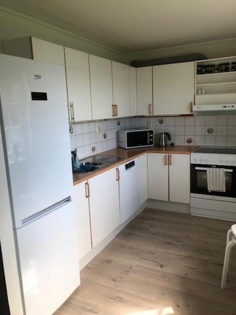 Koselig Nyoppusset 3 Roms Leilighet Med Egen Parkeringsplass I Rolige Omgivelse Naer Sjoen, 2 Mil Nord For Bergen Sentrum. מראה חיצוני תמונה