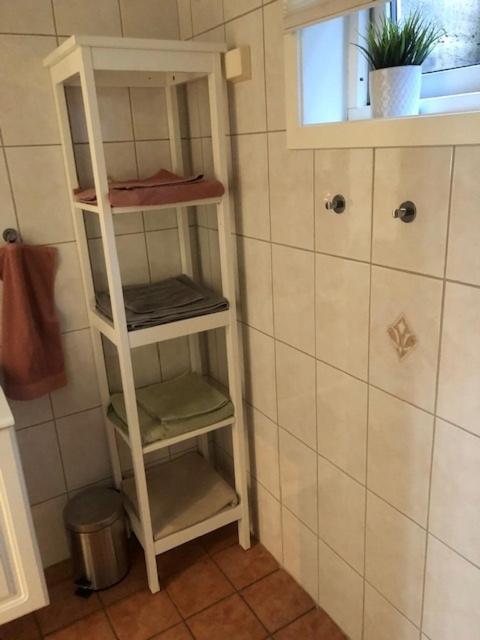 Koselig Nyoppusset 3 Roms Leilighet Med Egen Parkeringsplass I Rolige Omgivelse Naer Sjoen, 2 Mil Nord For Bergen Sentrum. מראה חיצוני תמונה
